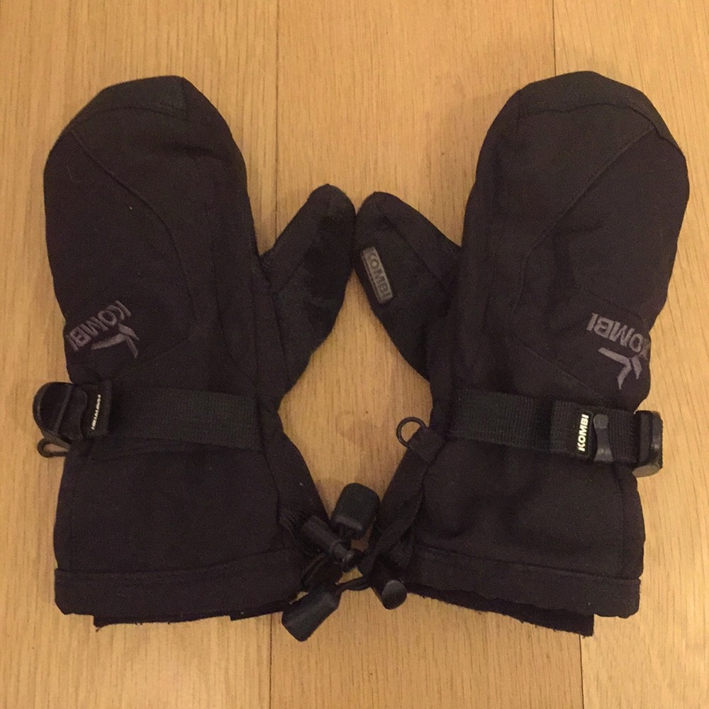 Kombi kids ski mittens in black. Junior Small.